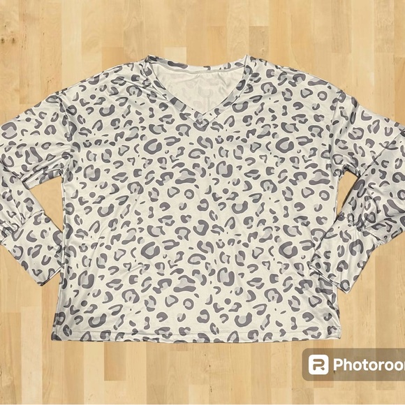 NWOT Women’s Size Medium Cheetah Print Polyester Long Sleeve Top Bottom Sleepwea - Picture 2 of 10